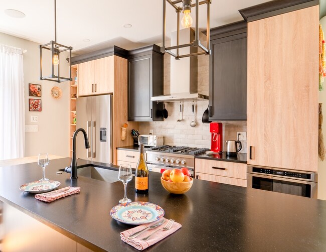 Building Photo - 53 Bailey St