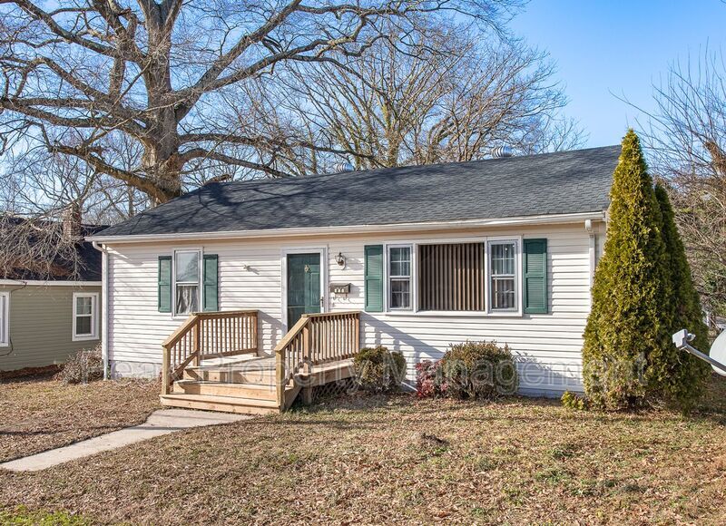 Primary Photo - 204 N Juniper Ave