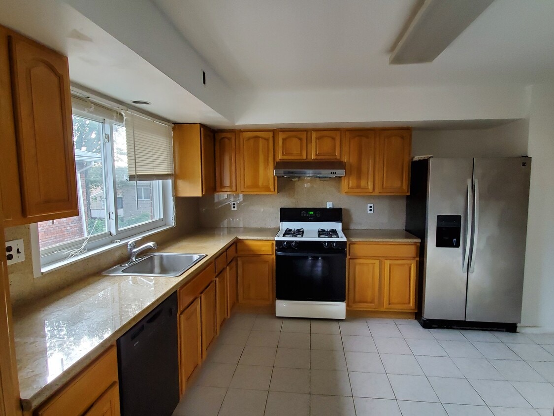 Primary Photo - 2419 6th St