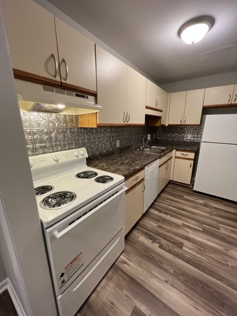 Building Photo - 1100 Crescent Dr
