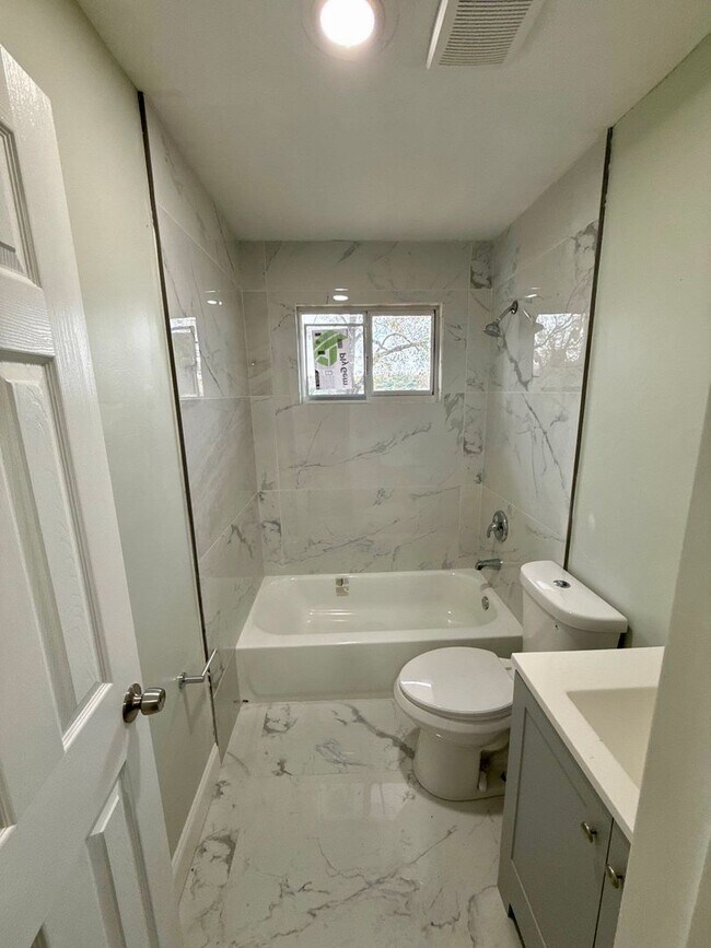 Foto del edificio - 5035 Westchase Ct