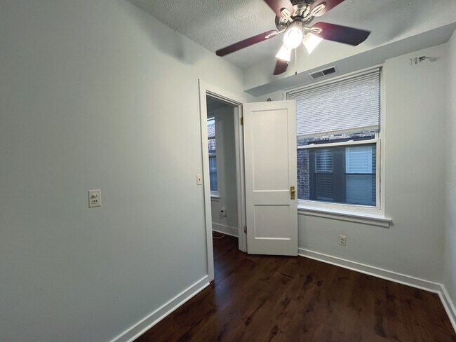 Foto del edificio - 3727 N Pine Grove Ave