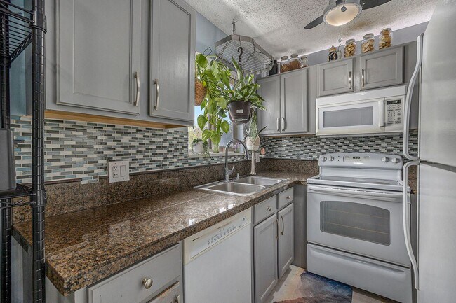 Building Photo - University Hills 2 bedroom and 1.5 Bath Co...