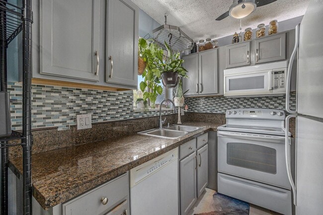 Building Photo - University Hills 2 bedroom and 1.5 Bath