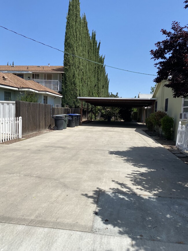 Building Photo - 620 E Tulare Ave