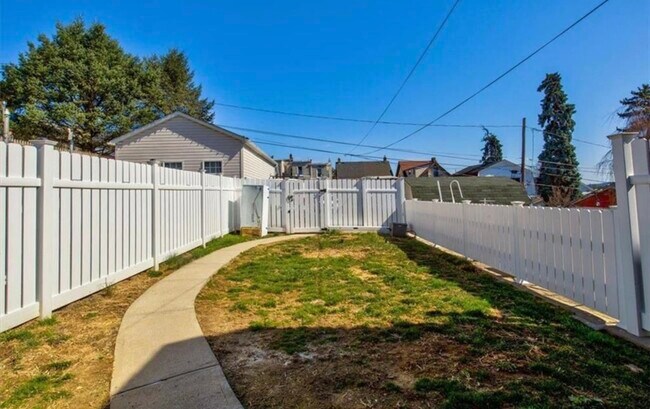 Building Photo - 833 N Hoffert St