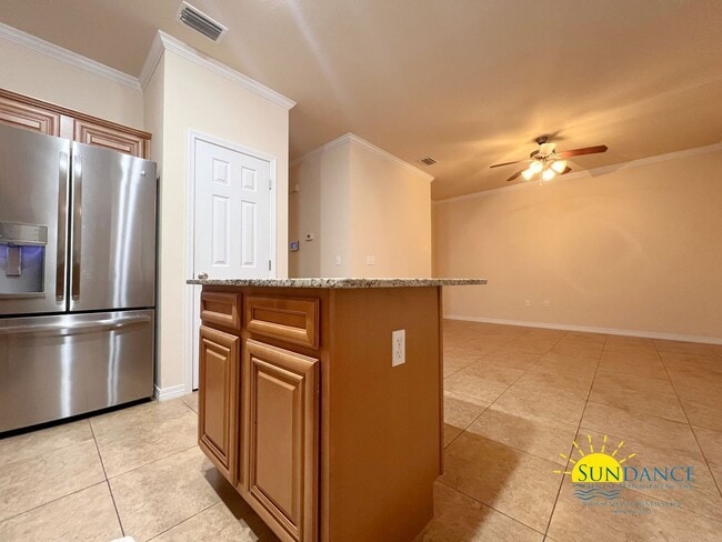 Building Photo - Beautiful Townhouse with an expansive Prim...