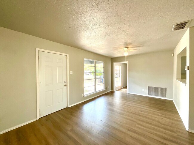 Foto del edificio - Spacious 4-Bedroom Home with Huge Backyard in San Antonio