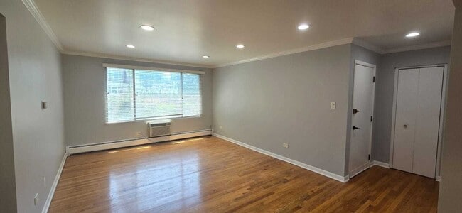 Building Photo - 4746 N Paulina St
