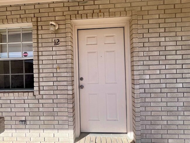 Building Photo - 216 E Cherry Ln