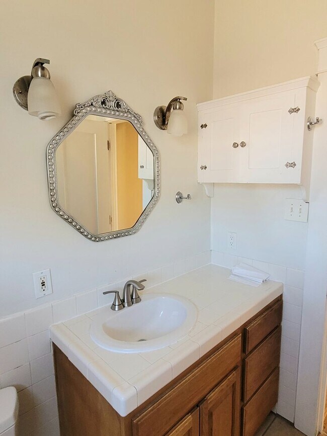 Foto del edificio - Craftsman home 2bed 1 bath, garage on a la...