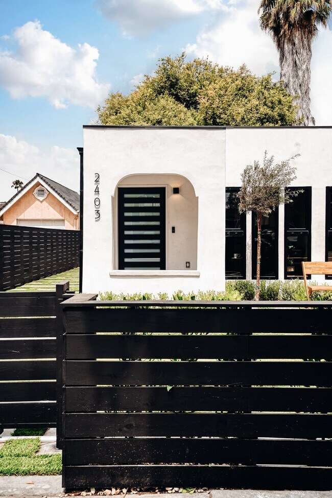 Foto del edificio - 2401 S Dunsmuir Ave