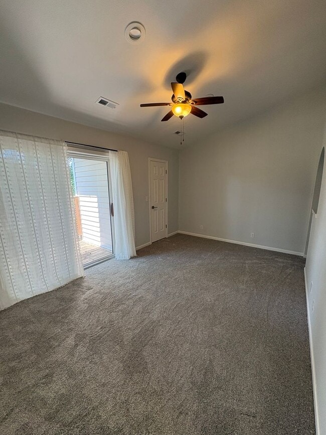 Building Photo - 3 Bed, 2 Bath Condo Off West Green Meadows