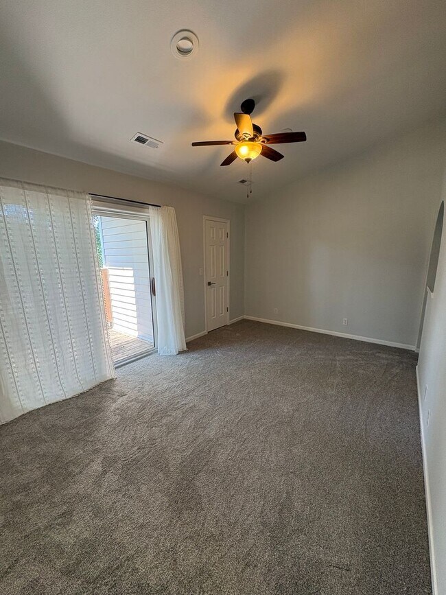 Foto del edificio - 3 Bed, 2 Bath Condo Off West Green Meadows