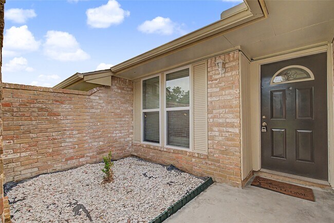 Foto del edificio - 6343 Maple Hill Dr