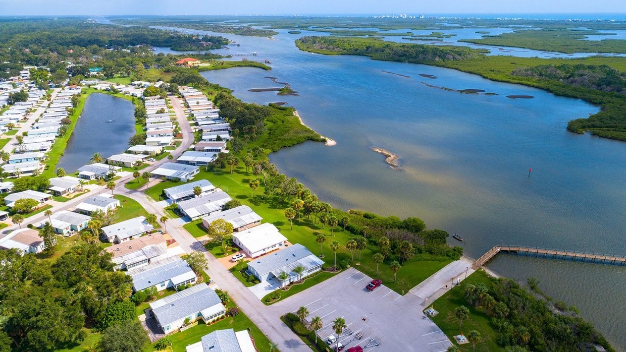 Hacienda Del Rio Apartments in Edgewater, FL