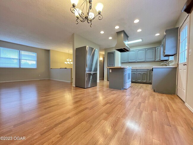 Foto del edificio - 4025 E 7th St
