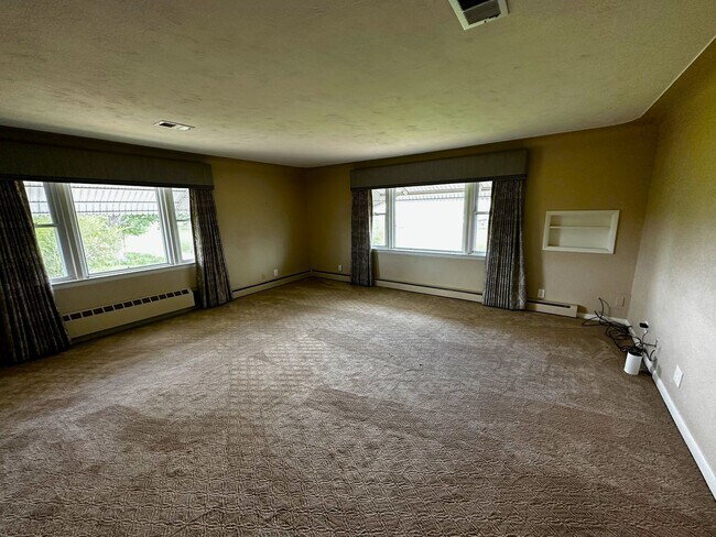 Building Photo - Beautifully maintained home – Country livi...