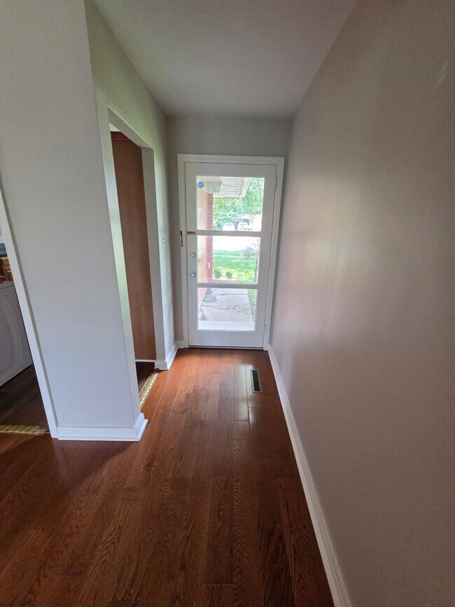Foto del edificio - Lovely 3 bedroom 1 bath with spacious kitchen and tons of natural light!