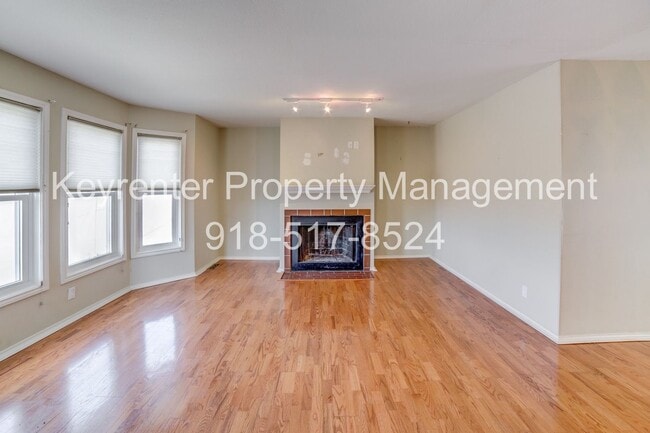 Building Photo - Riverview - Stunning 2 bed 2 bath Townhouse Great Location