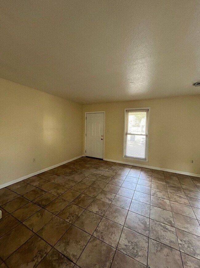 Foto del edificio - Available Now 3Br Townhome Ashely Villas