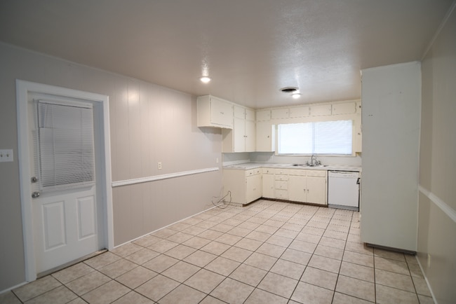 Building Photo - 16 Oakmont Cir