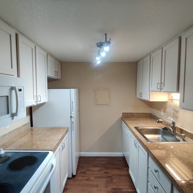 Building Photo - 14022 Juanita Dr NE