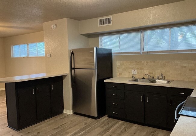 Foto del edificio - 1801 S 41st St