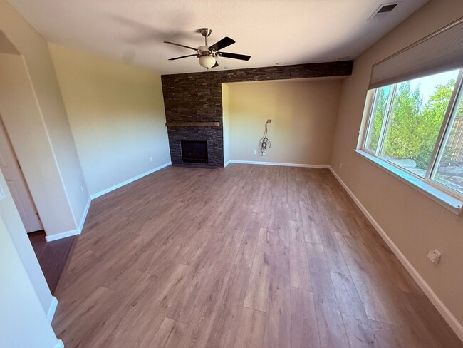 Building Photo - 4 bedroom 2.5 bath in quiet cul-de-sac in Canyon Pines