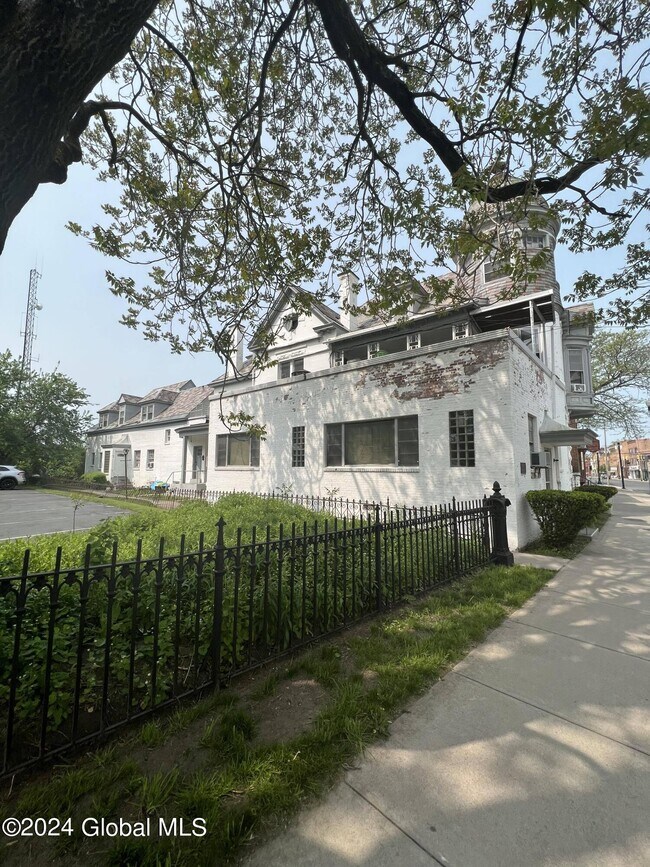 Building Photo - 612 Union St
