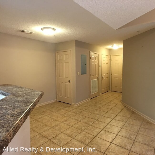 Building Photo - 2 br, 2 bath House - 2301 Veterans Memoria...