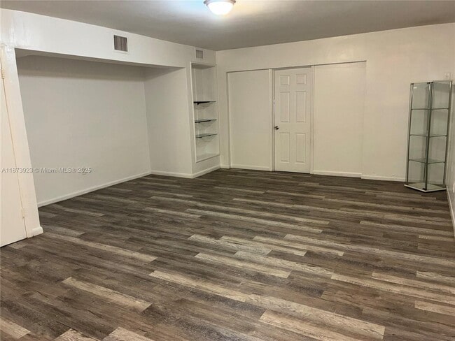 Foto del edificio - 1358 W 69th St