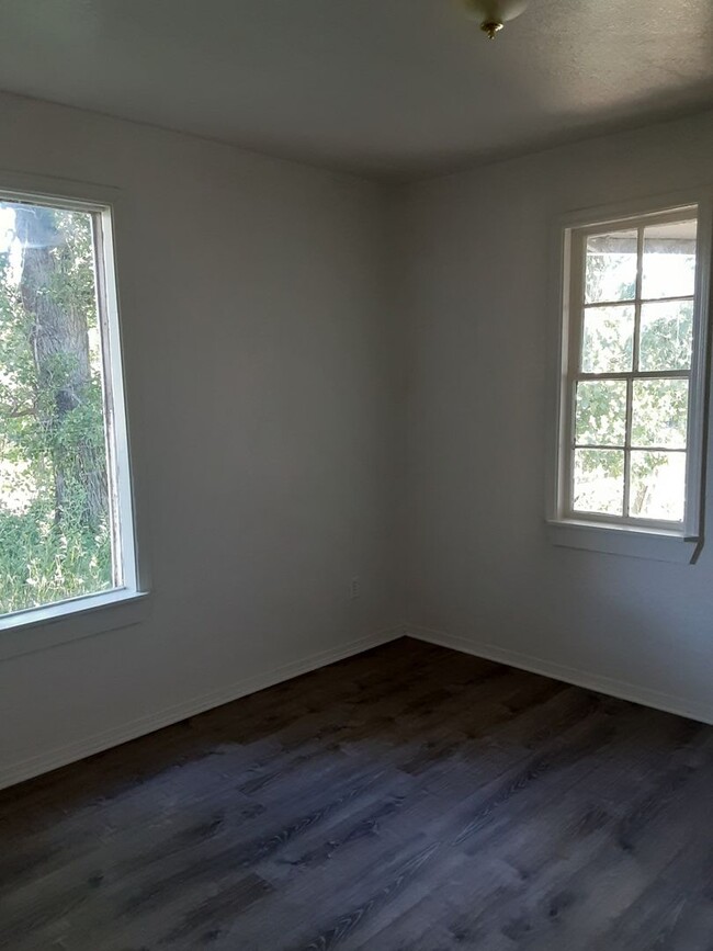 Building Photo - Vieira-PM-019-0099-15750