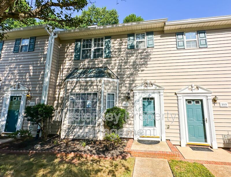 Primary Photo - 307 Silverberry Ct