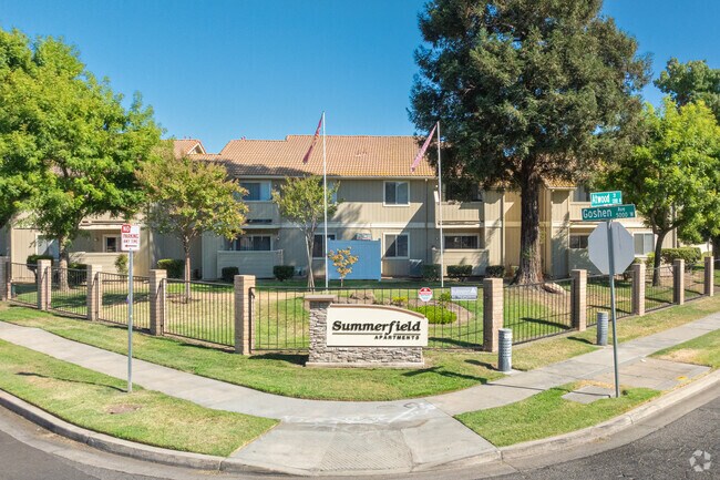 Entrada - Summerfield Apartments