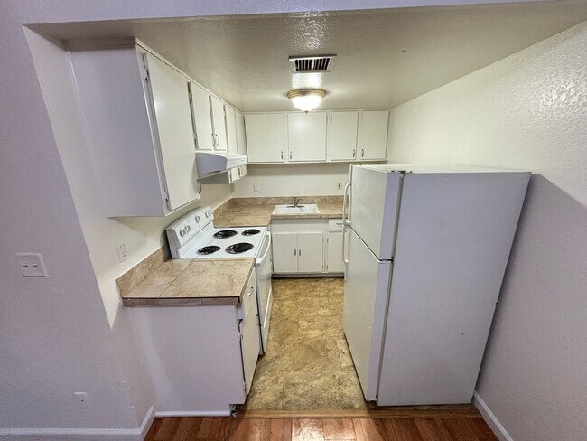 Foto del edificio - 4765 Thunderbolt Ave