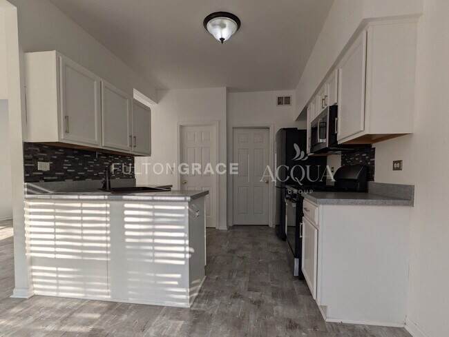 Foto del edificio - 2551 Oak Tree Ln