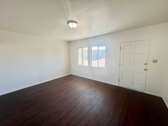 Building Photo - Charming Upstairs 2BR/1BA Apartment in Nor...