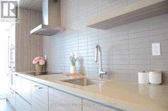 Building Photo - 2221 Yonge St