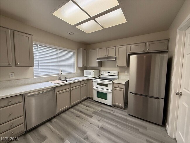 Foto del edificio - 8605 Glenmore Dr