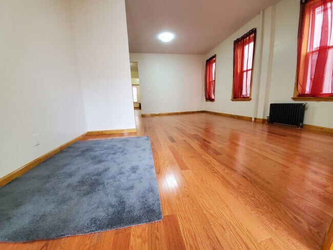 Foto del edificio - *Oversized three bedroom for rent quiet country surrounds***