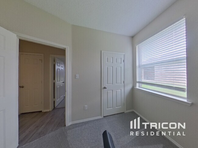 Foto del edificio - 6300 Downeast Dr