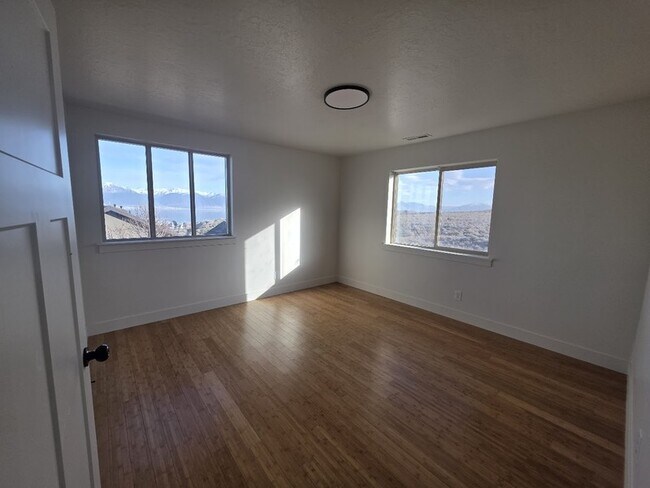 Building Photo - 235 Caracara St
