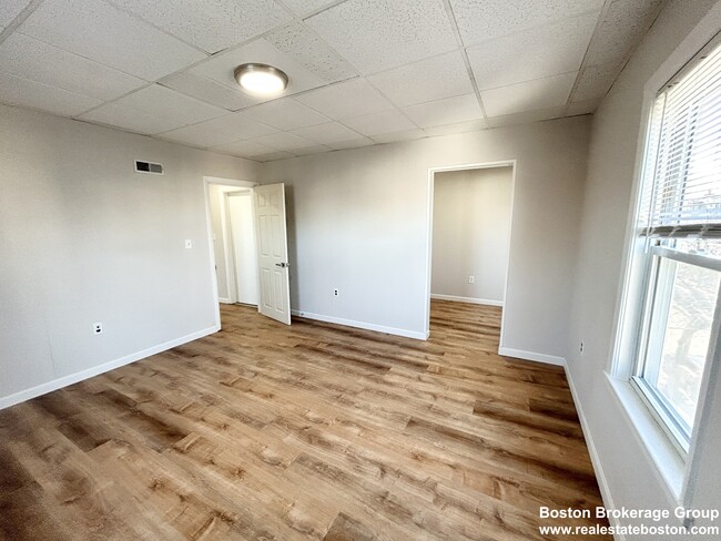Building Photo - 105 Buttonwood St