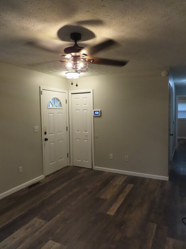 Sala de estar - 2750 Arbury Ct