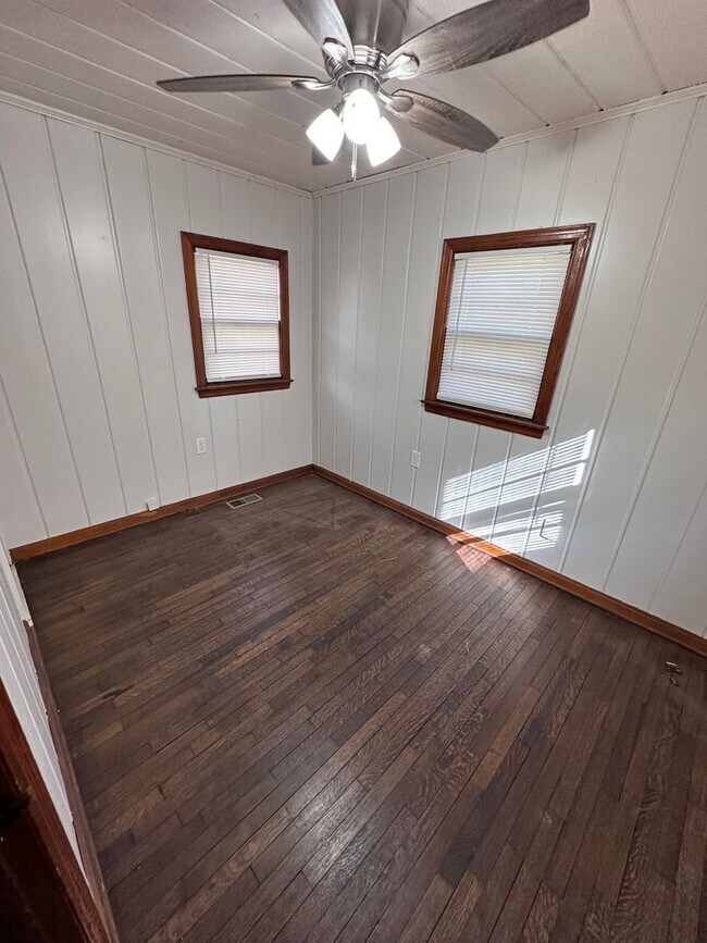 Building Photo - $950 - Accepting SECTION 8/ Housing Vouche...