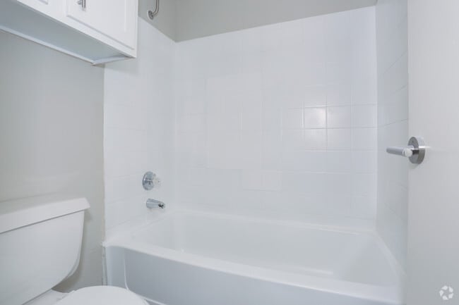 2HAB, 2BA - 1030 ft² - Cuarto de baño principal renovado - The Quinn