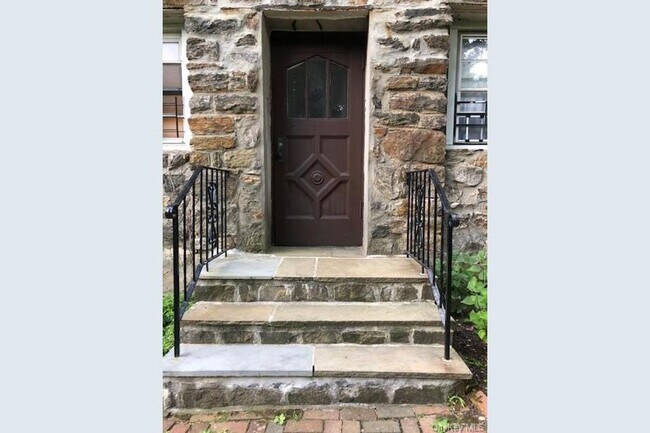 Semi-private entrance - 1470 Midland Ave