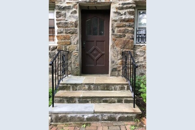 Semi-private entrance - 1470 Midland Ave