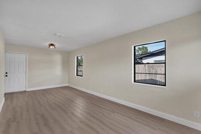 Foto del edificio - 7514 Mandarin Dr